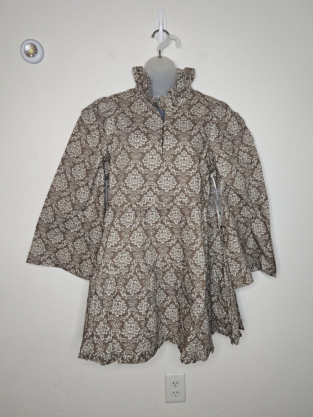Hyacinth House by Tuckernuck Olive Bell Sleeve Tiered Mini Dress NWT Medium - Picture 4 of 16